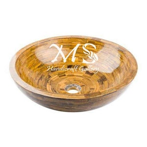 以下が含まれることがあります： 白い「MS Handicraft Gallery」ロゴが付いた、丸い茶色と金のモザイクシンクです。
