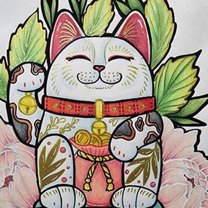 Może przedstawiać: Biały i czarny Maneki-Neko, czyli szczęśliwy kot, z czerwonym kołnierzem i złotymi akcentami. Kot siedzi na ł&oacute;żku z r&oacute;żowych kwiat&oacute;w i zielonych liści. Kot trzyma w łapie złoty worek z monetami.