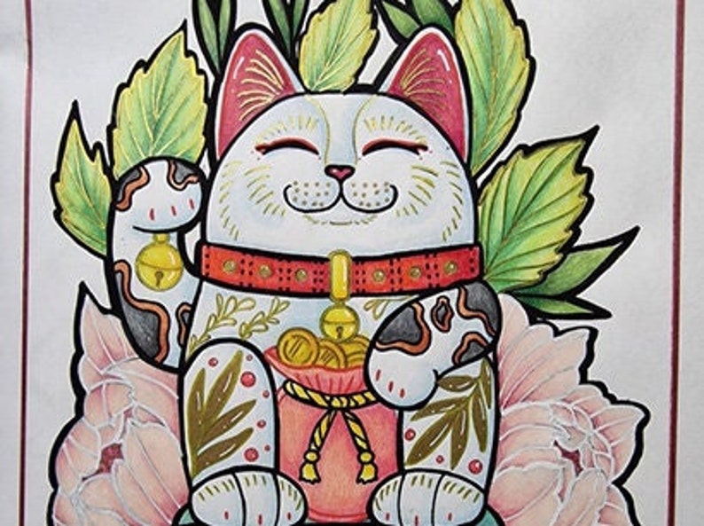 Może przedstawiać: Biały i czarny Maneki-Neko, czyli szczęśliwy kot, z czerwonym kołnierzem i złotymi akcentami. Kot siedzi na ł&oacute;żku z r&oacute;żowych kwiat&oacute;w i zielonych liści. Kot trzyma w łapie złoty worek z monetami.