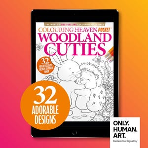 以下が含まれることがあります： デジタルタブレットには、「Woodland Cuties」というタイトルの塗り絵本の表紙が表示されています。表紙にはウサギとハリネズミのイラストが描かれています。「32 ADORABLE DESIGNS」というテキストが入ったオレンジ色の円がタブレットにあります。