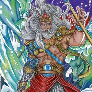 以下が含まれることがあります： 海の神ポセイドンのカラフルなイラスト。白い長いひげと髪をなびかせ、王冠をかぶり、三叉槍を持っている。青い渦巻く水と緑の水に囲まれている。