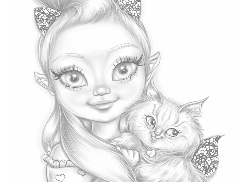 Puede incluir: Un dibujo a l&aacute;piz en blanco y negro de una ni&ntilde;a joven con ojos grandes y orejas puntiagudas, que lleva una diadema de encaje y sostiene un gato esponjoso con un dije en forma de coraz&oacute;n alrededor de su cuello.