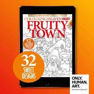 以下が含まれることがあります： タブレットには、「Fruity Town」というタイトルの塗り絵が表示されています。表紙には、果物をテーマにしたキャラクターや建物の白黒イラストが描かれています。32種類の甘いデザインが宣伝されています。背景はオレンジと黄色のグラデーションです。
