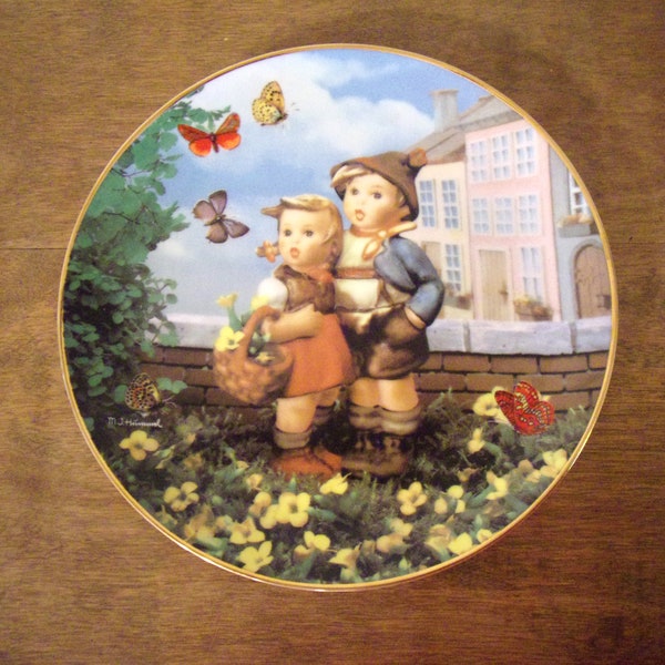 M J Hummel Surprise Little Companions Series Collector Plate   Danbury Mint   8"