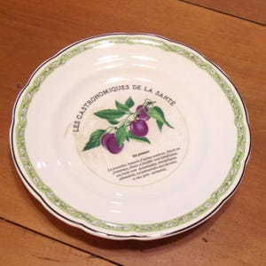 Les Gastronomiques De La Sante Gien France - Salad Dessert Plate Plums Motif Green Border