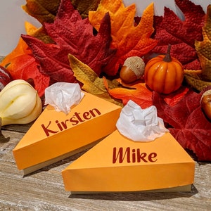 Cartes de place de Thanksgiving personnalisées, cartes de nom de tarte à la citrouille, cartes de place de tarte à la citrouille, décor de table de Thanksgiving, boîtes Goodie, carte de lieu de vacances