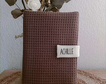 Protège carnet de santé personnalisable uni nid abeille tissu gauffré prénom ruban fermeture pression cadeau naissance