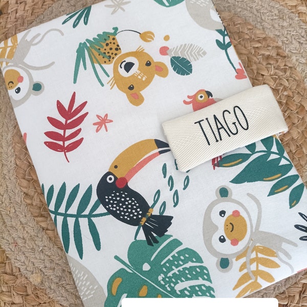 Protège carnet de santé personnalisable motif au choix jungle lapins koalas prénom ruban fermeture pression cadeau naissance