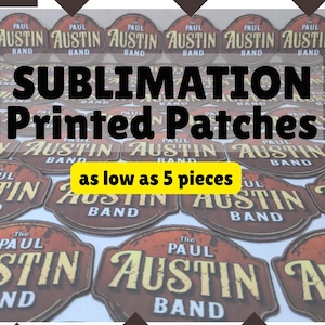 Puede incluir: Parches impresos por sublimación con un diseño marrón y dorado. Los parches presentan el texto "The Paul Austin Band" y "Austin Band". La imagen también incluye el texto "as low as 5 pieces".