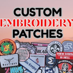 Puede incluir: Una colección de parches de bordado personalizados con varios diseños y texto. Los parches presentan diferentes formas, colores y logotipos, incluido el texto "CUSTOM EMBROIDERY PATCHES". Algunos parches tienen texto como "Ruby's Beauty Salon" y "Them Dawgs Is Hell".