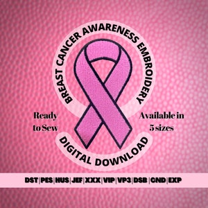 Op de afbeelding: Roze borstkanker bewustzijns lint borduurontwerp. Het ontwerp is een digitale download, verkrijgbaar in 5 maten. De tekst luidt "Breast Cancer Awareness Embroidery" en "Ready to Sew".