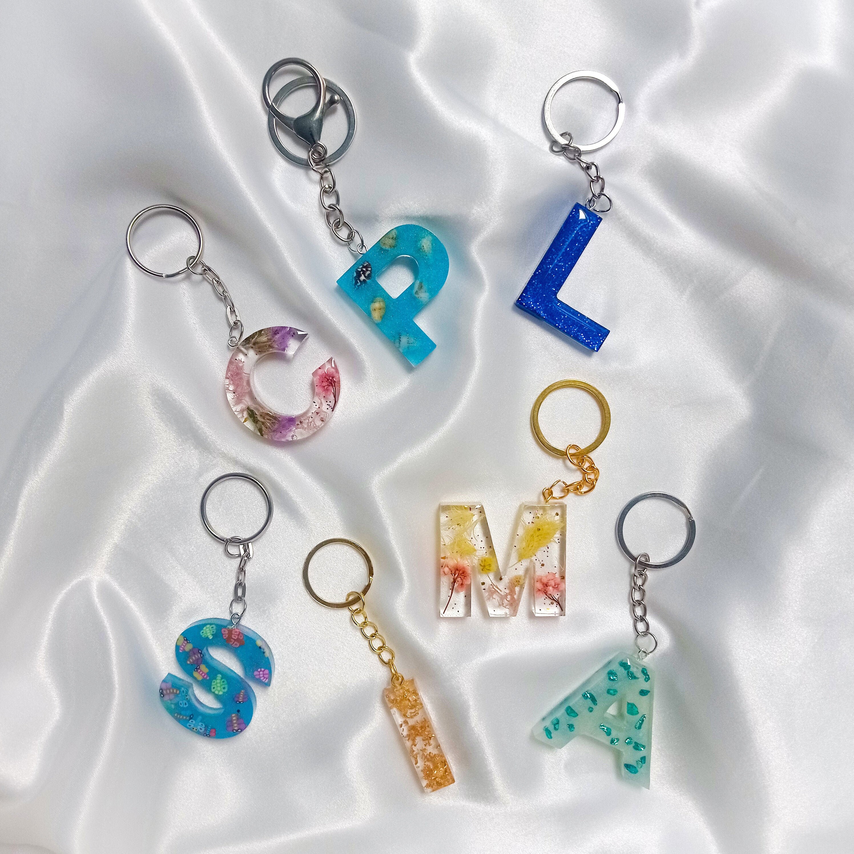 Lettre géante lumineuse avec bracelet de naissance #resin #resinart #epoxy  #epoxyresin #lettrelumineuse #lettregeante #naissance #kids #souvenir, By  Epoxyllia