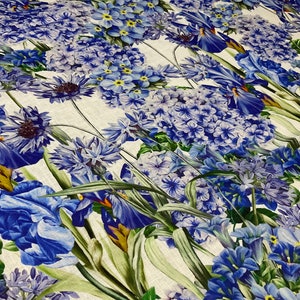 Underbart italienskt Alta Moda linnetyg med fantastiskt blommönster i blått, asters, gartensior, klockblommor och irisar bild 2