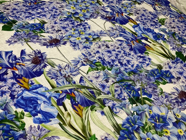 Underbart italienskt Alta Moda linnetyg med fantastiskt blommönster i blått, asters, gartensior, klockblommor och irisar bild 2
