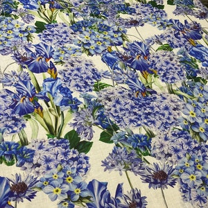 Underbart italienskt Alta Moda linnetyg med fantastiskt blommönster i blått, asters, gartensior, klockblommor och irisar bild 3