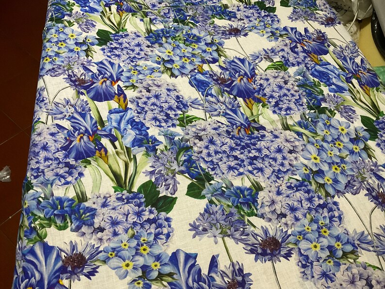 Underbart italienskt Alta Moda linnetyg med fantastiskt blommönster i blått, asters, gartensior, klockblommor och irisar bild 3