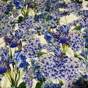Underbart italienskt Alta Moda linnetyg med fantastiskt blommönster i blått, asters, gartensior, klockblommor och irisar bild 7