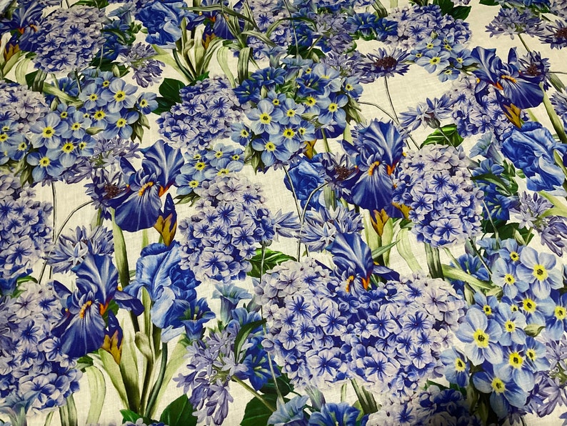Underbart italienskt Alta Moda linnetyg med fantastiskt blommönster i blått, asters, gartensior, klockblommor och irisar bild 7