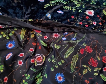Mjuk och tung sammetsjacquard med blombroderi på ren svart, kollektion 2022, Endast i begränsad storlek