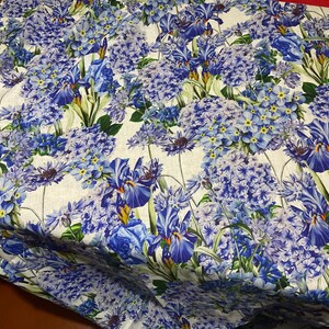 Underbart italienskt Alta Moda linnetyg med fantastiskt blommönster i blått, asters, gartensior, klockblommor och irisar bild 9