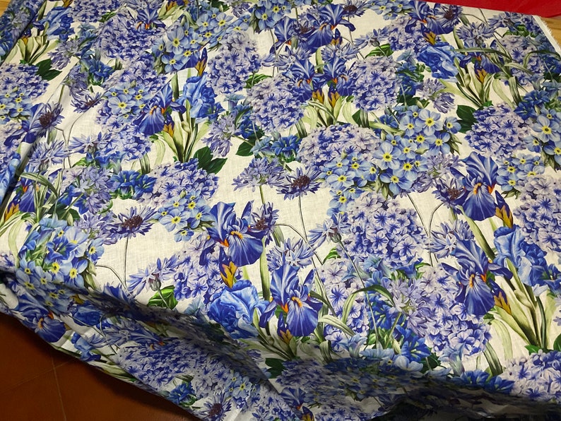 Underbart italienskt Alta Moda linnetyg med fantastiskt blommönster i blått, asters, gartensior, klockblommor och irisar bild 9