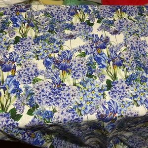 Underbart italienskt Alta Moda linnetyg med fantastiskt blommönster i blått, asters, gartensior, klockblommor och irisar bild 5