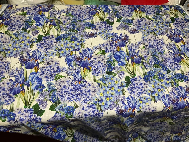 Underbart italienskt Alta Moda linnetyg med fantastiskt blommönster i blått, asters, gartensior, klockblommor och irisar bild 5