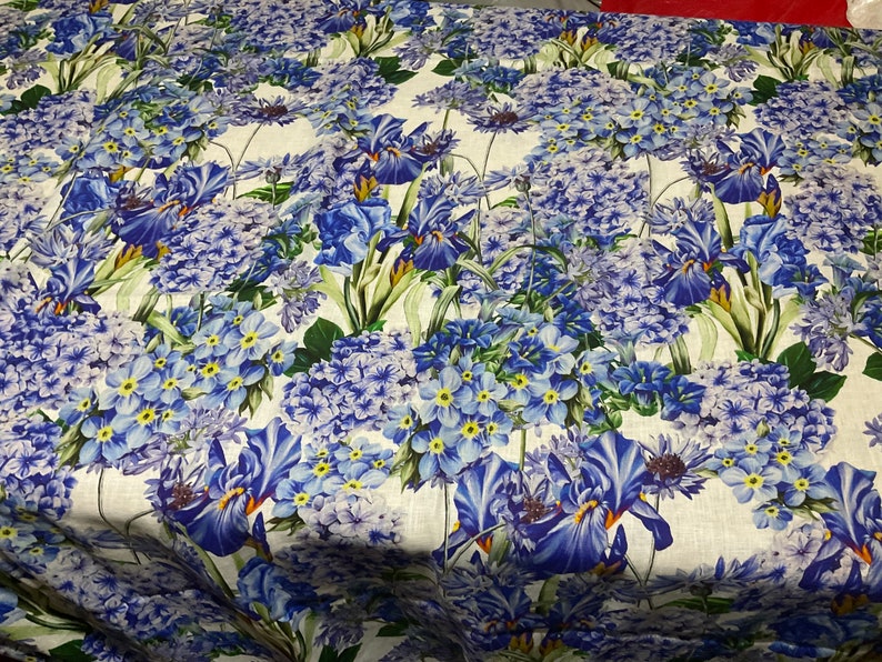 Underbart italienskt Alta Moda linnetyg med fantastiskt blommönster i blått, asters, gartensior, klockblommor och irisar bild 8