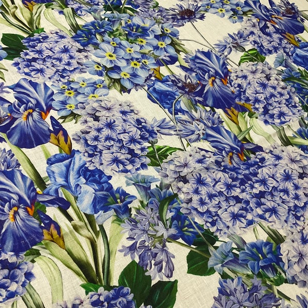 Merveilleux tissu italien en lin Alta Moda avec un motif floral étonnant en bleu, asters, gartensias, campanules, iris