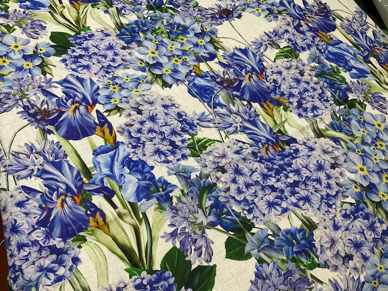 Underbart italienskt Alta Moda linnetyg med fantastiskt blommönster i blått, asters, gartensior, klockblommor och irisar bild 1