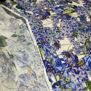 Underbart italienskt Alta Moda linnetyg med fantastiskt blommönster i blått, asters, gartensior, klockblommor och irisar bild 4