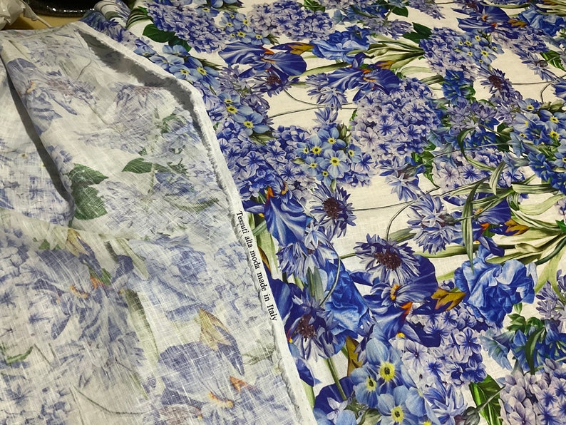 Underbart italienskt Alta Moda linnetyg med fantastiskt blommönster i blått, asters, gartensior, klockblommor och irisar bild 4