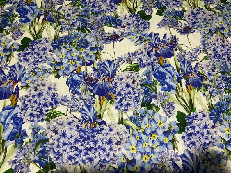 Underbart italienskt Alta Moda linnetyg med fantastiskt blommönster i blått, asters, gartensior, klockblommor och irisar bild 6