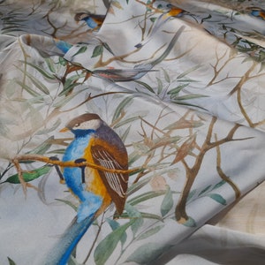 Zijden viscose stof met papegaaien,bloemen en vogels design.2021 Collectie Made in Italy