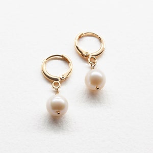 DANGLING PEARL HOOPS, einzelne Perlenohrringe, minimalistische Perlenohrringe, 14k Goldreifen, Brautjungferngeschenk, Süßwasserperle, Juni Geburtsstein