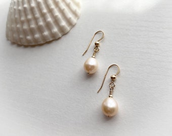 MINIMALIST PEARL EARRINGS, single pearl earrings, pearl drop earrings, bridal jewelry, bridesmaid gift, wedding jewelry, June birthstone