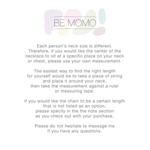 Puede incluir: Fondo blanco con texto negro. La imagen presenta el texto "BE MOMO" e instrucciones para medir un collar. Aconseja usar una cuerda para medir el tama&ntilde;o del cuello y especificar longitudes personalizadas.