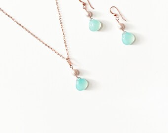 Conjunto de joyas de perlas y calcedonia aguamarina: collar y pendientes chapados en oro de 14k.