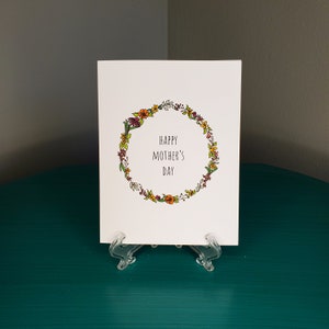 Tarjeta del feliz día de la madre con anillo de flores
