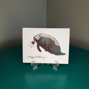 Tarjeta de cumpleaños con un animal divertido: manatí