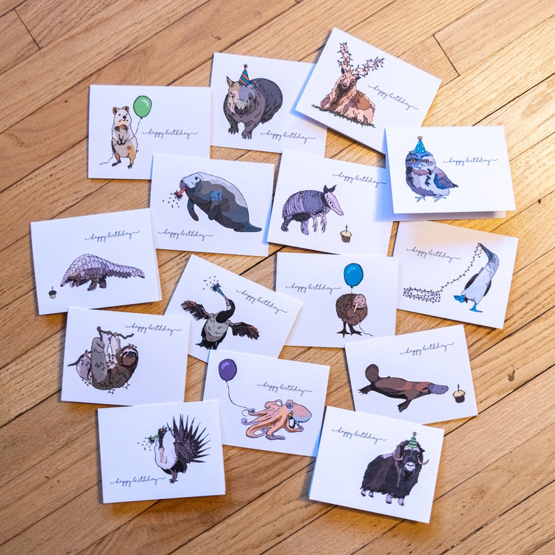 Pu&ograve; includere: Un set di 14 biglietti d'auguri con vari animali e il testo "buon compleanno". Le carte sono colorate e presentano una variet&agrave; di animali, tra cui un bradipo, un pinguino, un cervo, una tartaruga e un narvalo.