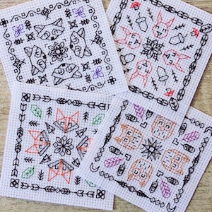 Petits échantillonneurs Blackwork pour animaux des bois | Biscornu, sous-verres, modèles de cartes de voeux | 4 dessins de point de croix rapides Fox Chevreuil raton laveur écureuil
