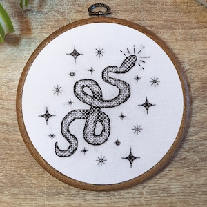 Padrão de blackwork de cobra | Zodíaco ano novo chinês da cobra | Adder com estrelas blackwork bordado ponto cruz PDF