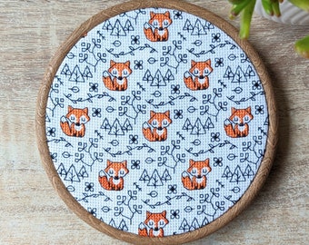 Schläfriger Fuchs Blackwork Kreuzstich-Muster: Waldstickerei (PDF-Muster)