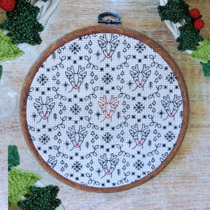 Renne au nez rouge Noël point de croix motif Blackwork | Carte des Fêtes flocon de neige en hiver | Cadeau festif fait main travail noir