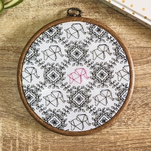 Blackwork-borduurpatroon olifanten | Modern borduurontwerp met blackwork | Digitale pdf-download