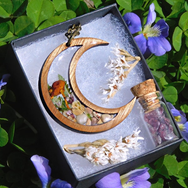 Real mushroom necklace with moss, fern leaves and flowers inside a walnut moon border, botanical elven jewelry, witchy terrarium pendant