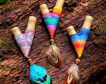 Set personalizzato di Kuripe e Tepi – Applicatori di Rapé sciamanici fatti a mano / Diverse opzioni di colore, piume e cristalli / Confezione regalo