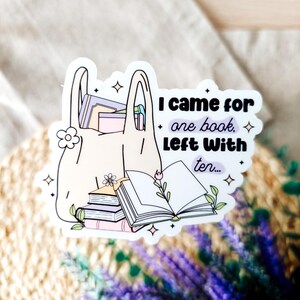 Kwam voor één boek, resterend met tien | Cadeau boekenliefhebber, sticker voor lezers, leesgrage sticker, leesgrage merchandise, cadeau voor lezers, boekenwinkel