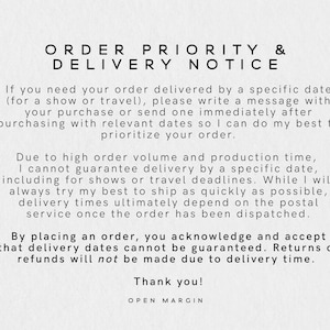 Puede incluir: Una tarjeta informativa blanca con texto negro titulada ORDER PRIORITY & DELIVERY NOTICE. Explica que no se pueden garantizar fechas de entrega espec&iacute;ficas debido al volumen de pedidos y los tiempos de env&iacute;o postal. Termina con Thank you!
